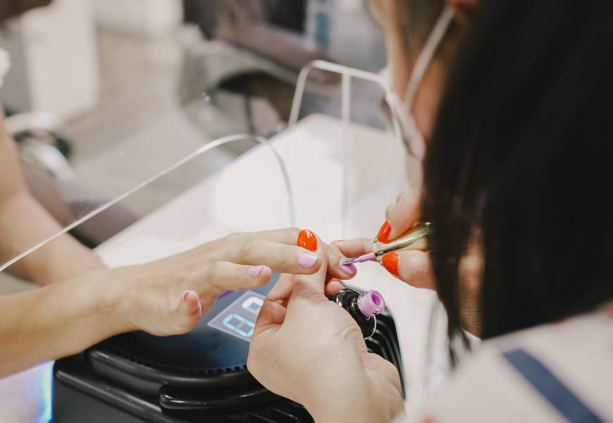 customer-receiving-manicure