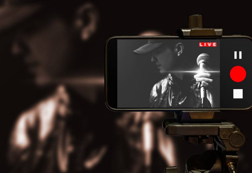 live-streaming-performance-singing-phone